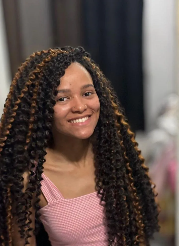 Entrelace cacheado longo com mechas castanhas